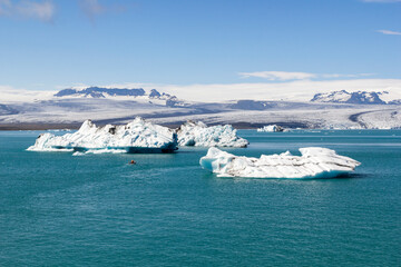Obraz premium a stunning panoramic view over the unique breathtaking and iconic Jökulsárlón lagoon lake in iceland. With big icebergs on the water. 