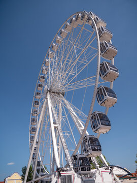 A Ferris wheel is a type of merry-go-round that rotates on a horizontal axis.International Carousel Day, known as the Ferris wheel, is celebrated around the world on February 14.