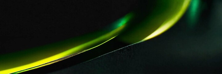 fondo de pantalla negro con un rayo de luz verde