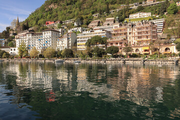 Fototapeta premium Mondäne Uferfront in Montreux; Promenade am Quai des Fleurs