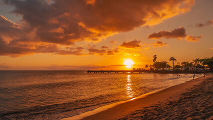 Coucher de soleil à la plage de Case Navire à Schoelcher en Martinique, Antilles Françaises.	