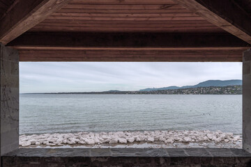 vue sur le lac de Genève, depuis la plage  du Jardin botanique, Genève