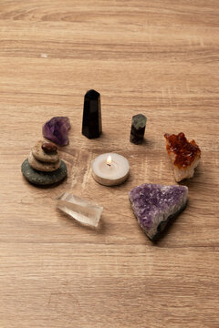 Ritual con piedras, cuarzos y velas