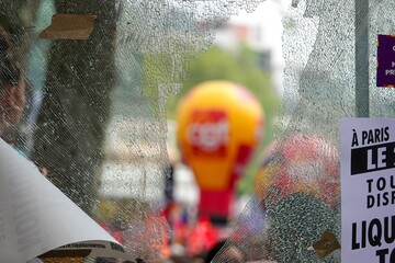 Vitre cassée lors d'une manifestation