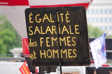Fototapeta premium Pancarte de manifestation pour l'égalité salariale femmes hommes