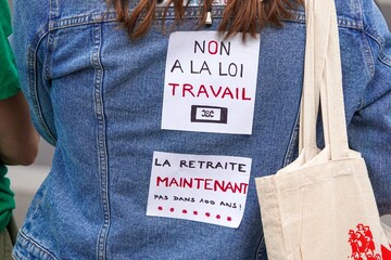 Revendications contre la loi travail collées sur un manteau lors d'une manifestation