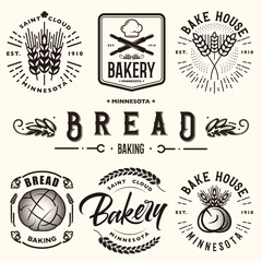 Obraz premium Baking Bread vintage logo setVintage bread bakind logo set labels badges and design elements isolated on white background