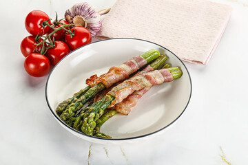 Grilled asparagus with bacon
