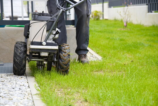 G&auml;rtner mit Gartenwerkzeug Kabelverlegemaschine