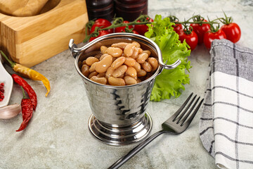 White canned beans in the bowl
