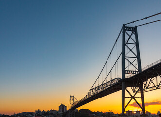 Fototapeta premium pôr-do-sol e a silhueta da ponte Hercílio luz de Florianopolis Santa Catarina Brasil Florianópolis