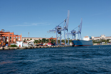 Obraz premium commercial shipping port. commercial ships loading and unloading in the port