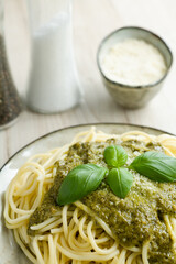 Spaghetti mit grünem Pesto