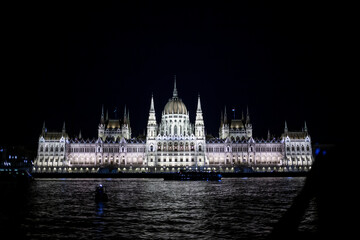 Fototapeta premium Hungarian parliament building at night in front the Danube river in Budapest