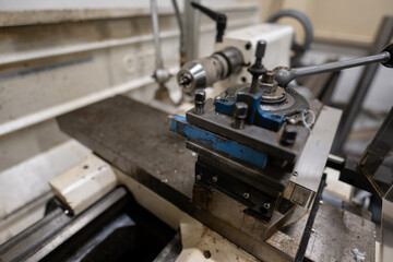 Clamped cutting knife on the lathe.