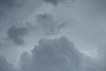 Hell bis dunkel grauer Wolken Himmel am Abend