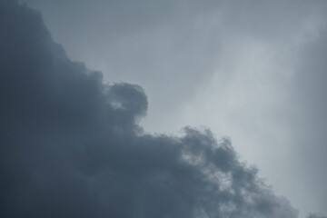 Fototapeta premium Hell bis dunkel grauer Wolken Himmel am Abend