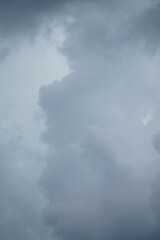 Hell bis dunkel grauer Wolken Himmel am Abend