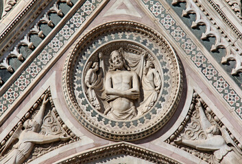 Obraz premium Duomo di Santa Maria del Fiore a Firenze; Cristo sofferente: bassorilievo sopra il portale meridionale