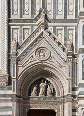 Obraz premium Duomo di Santa Maria del Fiore a Firenze; coronamento del portale sud