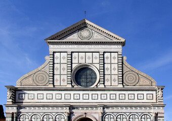 coronamento della facciata della chiesa di Santa Maria Novella a Firenze