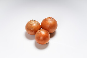 白い背景に玉ねぎ
