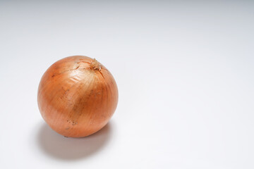白い背景に玉ねぎ