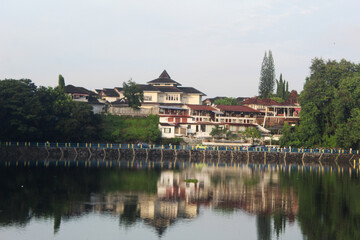 Obraz premium Yogyakarta, Indonesia Oktober 25, 2024: Tambakboyo Reservoir is a sunken area of land that is used to store water. Around the embung there are usually lots of people jogging in the morning.