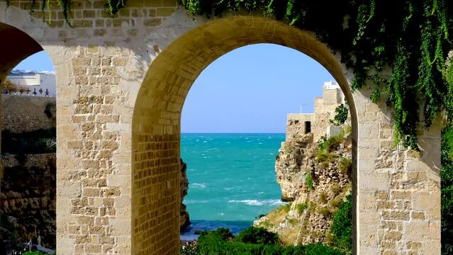 Ponte Borbonico su Lama Monachile, Polignano a Mare.