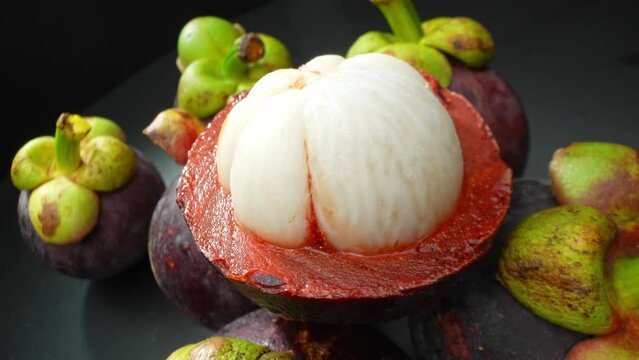 Mangosteen, dubbed the "queen of fruits," boasts a thick, purple rind enveloping juicy, sweet-tart white segments. Its delicate, fragrant flavor tantalizes taste buds, perfect fresh or in desserts.
