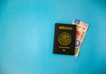 Pasaporte Mexicano Junto a un Billete de 500 Pesos Mexicanos. Fondo Celeste