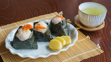 日本の緑茶と天むす｜名古屋めしイメージ