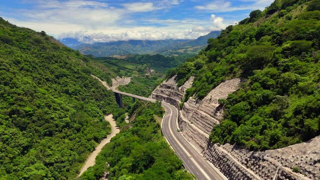 Video a&eacute;reo cerca a la Quebrada Sinifan&aacute; en el que observa un trayecto de la nueva v&iacute;a conocida como  "Conexi&oacute;n Pac&iacute;fico 1" que comunica a Medell&iacute;n con el corregimiento de Bolombolo.