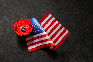 Naklejka premium Flag of USA and poppy flower on dark background. Memorial Day celebration