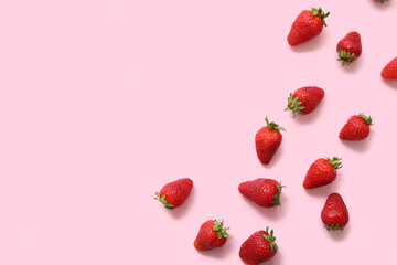 Fototapeta premium Sweet fresh strawberries on pink background