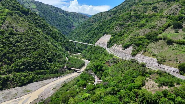 Video a&eacute;reo cerca a la Quebrada Sinifan&aacute; en el que observa un trayecto de la nueva v&iacute;a conocida como  "Conexi&oacute;n Pac&iacute;fico 1" que comunica a Medell&iacute;n con el corregimiento de Bolombolo.