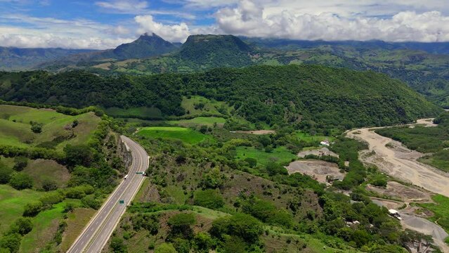 Video a&eacute;reo cerca a la Quebrada Sinifan&aacute; en el que observa un trayecto de la nueva v&iacute;a conocida como  "Conexi&oacute;n Pac&iacute;fico 1" que comunica a Medell&iacute;n con el corregimiento de Bolombolo.