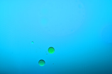混ざり合わない水と油、青と緑の玉