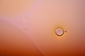 混ざり合わない水と油、茶色