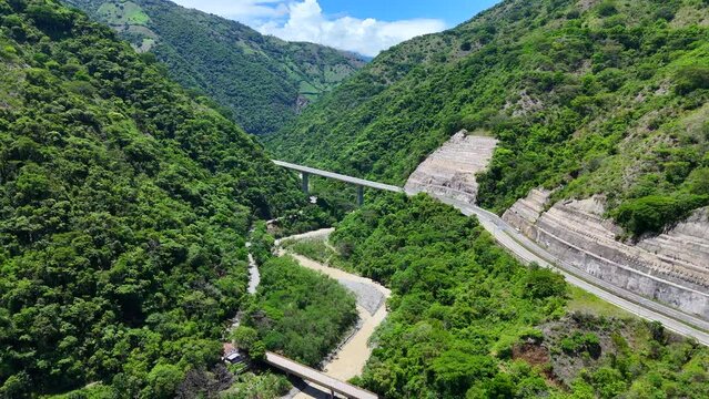 Video a&eacute;reo cerca a la Quebrada Sinifan&aacute; en el que observa un trayecto de la nueva v&iacute;a conocida como  "Conexi&oacute;n Pac&iacute;fico 1" que comunica a Medell&iacute;n con el corregimiento de Bolombolo.