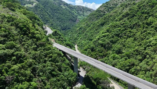 Video a&eacute;reo cerca a la Quebrada Sinifan&aacute; en el que observa un trayecto de la nueva v&iacute;a conocida como  "Conexi&oacute;n Pac&iacute;fico 1" que comunica a Medell&iacute;n con el corregimiento de Bolombolo.
