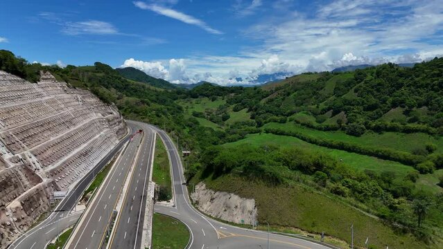 Video a&eacute;reo cerca a la Quebrada Sinifan&aacute; en el que observa un trayecto de la nueva v&iacute;a conocida como  "Conexi&oacute;n Pac&iacute;fico 1" que comunica a Medell&iacute;n con el corregimiento de Bolombolo.