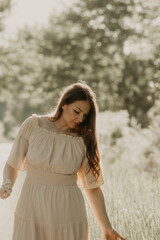 Naklejka premium Woman outdoors walking on the road on a hot summer day 