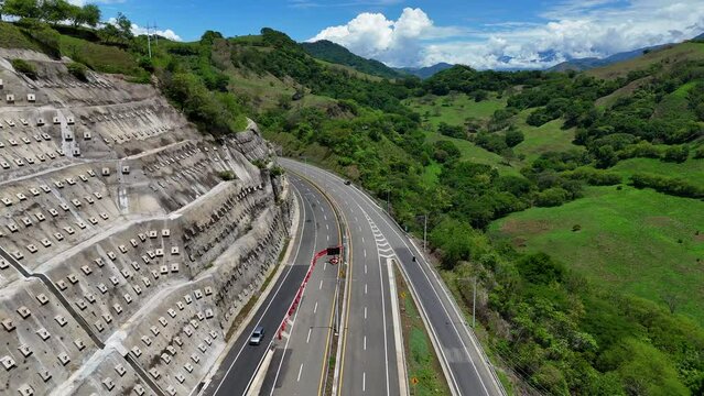 Video a&eacute;reo cerca a la Quebrada Sinifan&aacute; en el que observa un trayecto de la nueva v&iacute;a conocida como  "Conexi&oacute;n Pac&iacute;fico 1" que comunica a Medell&iacute;n con el corregimiento de Bolombolo.