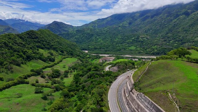 Video a&eacute;reo cerca a la Quebrada Sinifan&aacute; en el que observa un trayecto de la nueva v&iacute;a conocida como  "Conexi&oacute;n Pac&iacute;fico 1" que comunica a Medell&iacute;n con el corregimiento de Bolombolo.