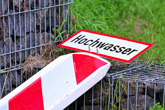 rot weisse Warnbarke mit Hinweisschild "Hochwasser" mit schwarzer Schrift in deutscher Sprache liegt auf einer Gabinoe, Details in der Stadt, Schweinfurt, Franken, Bayern, Deutschland