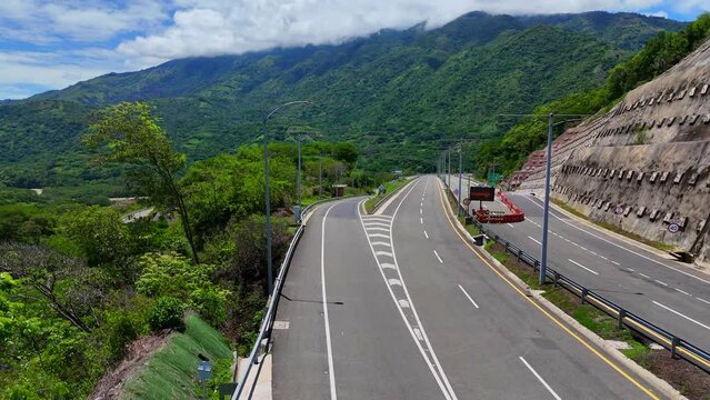 Video a&eacute;reo cerca a la Quebrada Sinifan&aacute; en el que observa un trayecto de la nueva v&iacute;a conocida como  "Conexi&oacute;n Pac&iacute;fico 1" que comunica a Medell&iacute;n con el corregimiento de Bolombolo.