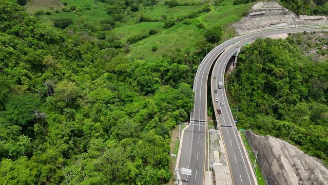 Video a&eacute;reo cerca a la Quebrada Sinifan&aacute; en el que observa un trayecto de la nueva v&iacute;a conocida como "Conexi&oacute;n Pac&iacute;fico" que comunica a Medell&iacute;n con el municipio de La Pintada