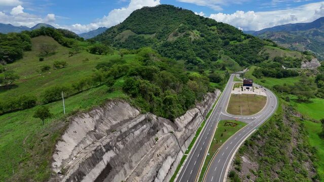 Video a&eacute;reo cerca a la Quebrada Sinifan&aacute; en el que observa un trayecto de la nueva v&iacute;a conocida como "Conexi&oacute;n Pac&iacute;fico" que comunica a Medell&iacute;n con el municipio de La Pintada