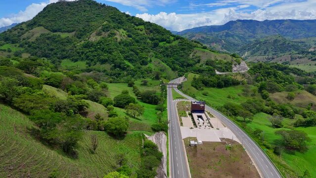 Video a&eacute;reo cerca a la Quebrada Sinifan&aacute; en el que observa un trayecto de la nueva v&iacute;a conocida como "Conexi&oacute;n Pac&iacute;fico" que comunica a Medell&iacute;n con el municipio de La Pintada